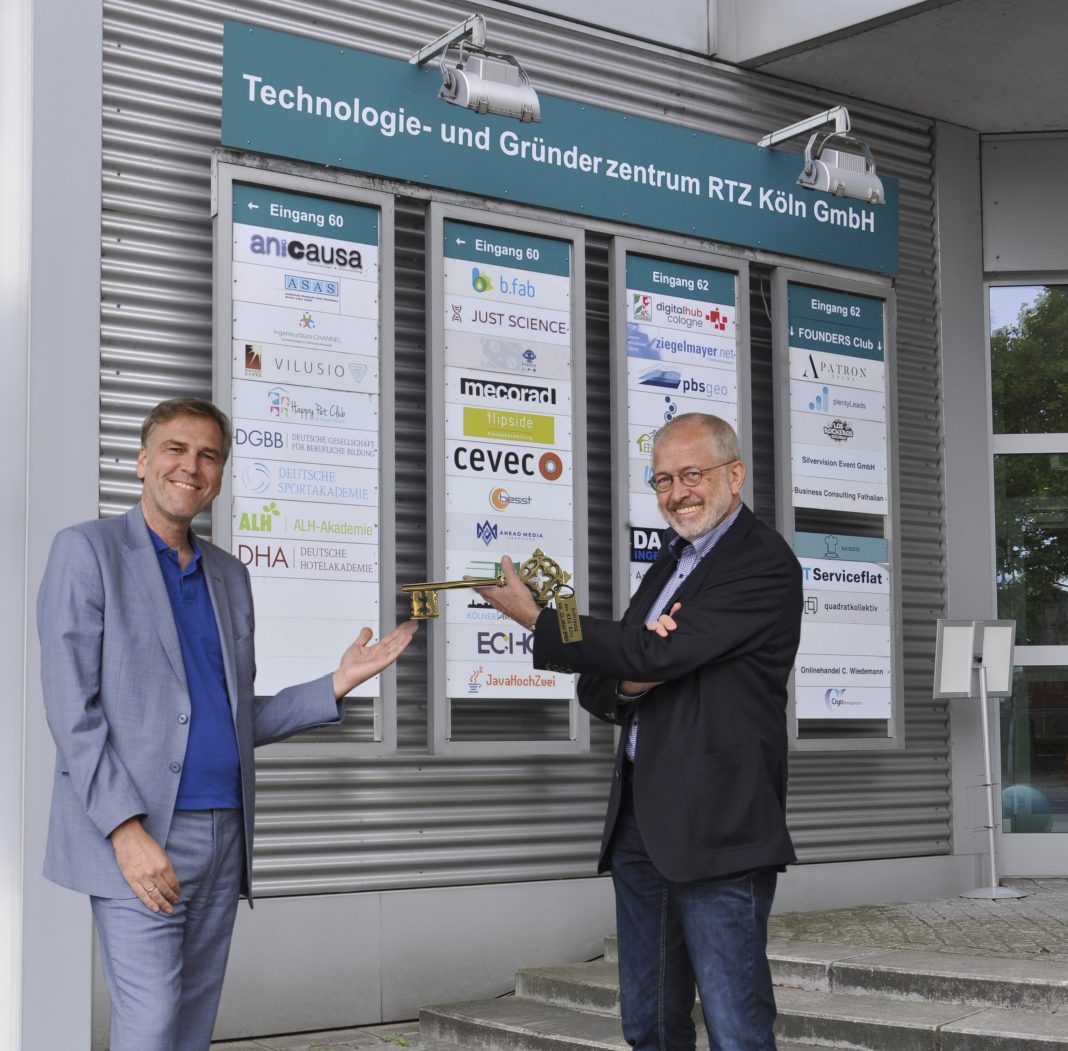 Nachfolge in der RTZ-Geschäftsführung geregelt: Dr. Heinz Bettmann (r.) übergibt den Schlüssel an André van Hall.